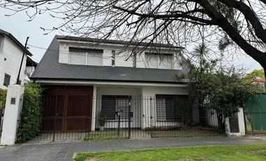 Casa en venta - 4 Dormitorios 2 Baños - Cochera - 300Mts2 - Merlo