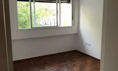 Casa en venta - 4 Dormitorios 2 Baños - Cochera - 300Mts2 - Merlo