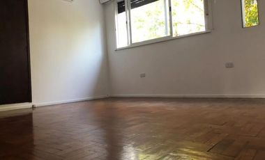 Casa en venta - 4 Dormitorios 2 Baños - Cochera - 300Mts2 - Merlo