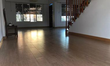 Casa en venta - 4 Dormitorios 2 Baños - Cochera - 300Mts2 - Merlo