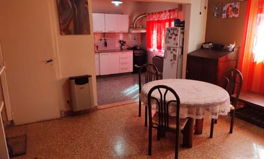 Casa en venta - 2 Dormitorios 2 Baños - Cochera - 200Mts2 - Bernal