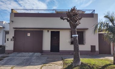 Casa en venta - 2 Dormitorios 2 Baños - Cochera - 200Mts2 - Bernal