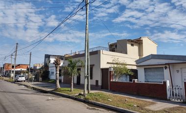 Casa en venta - 2 Dormitorios 2 Baños - Cochera - 200Mts2 - Bernal