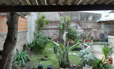 Casa en venta - 2 Dormitorios 2 Baños - Cochera - 200Mts2 - Bernal