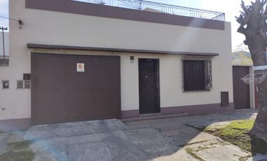 Casa en venta - 2 Dormitorios 2 Baños - Cochera - 200Mts2 - Bernal