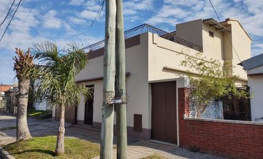 Casa en venta - 2 Dormitorios 2 Baños - Cochera - 200Mts2 - Bernal