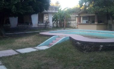 VENTA DE  TERRENO  Y  CASA CON ALBERCA