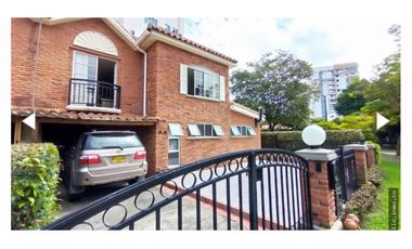 SE VENDE HERMOSA CASA - PINARES