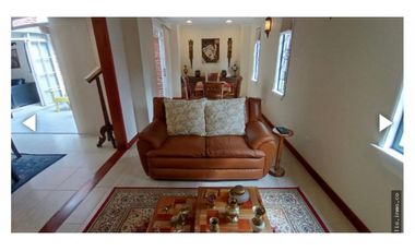 SE VENDE HERMOSA CASA - PINARES