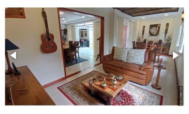 SE VENDE HERMOSA CASA - PINARES