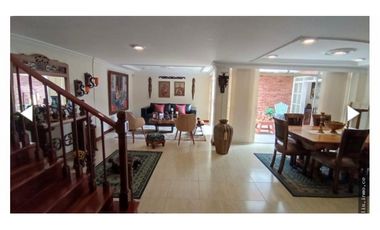 SE VENDE HERMOSA CASA - PINARES