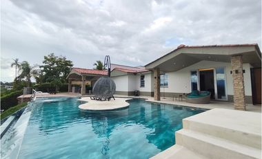 Casa Campestre, Elegancia y Naturaleza en Cerritos