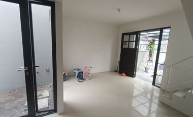 Disewakan Rumah Amesta living gunung anyar ada AC