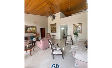 SE VENDE CASA EN EL BARRIO JARDN