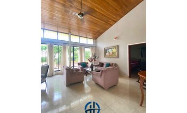 SE VENDE CASA EN EL BARRIO JARDN