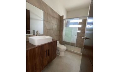 EN RENTA CASA SOLA NUEVA  MODERNA  CON ALBERCA Y VIGILANCIA  BURGOS