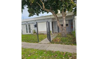 VENTA Casa 3 ambientes, garaje más local.