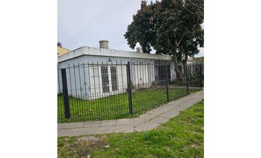 VENTA Casa 3 ambientes, garaje más local.