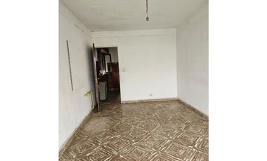 VENTA Casa 3 ambientes, garaje más local.