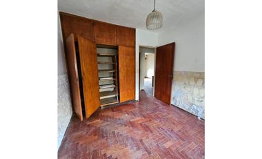 VENTA Casa 3 ambientes, garaje más local.