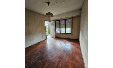 VENTA Casa 3 ambientes, garaje más local.