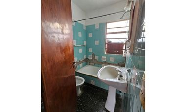 VENTA Casa 3 ambientes, garaje más local.