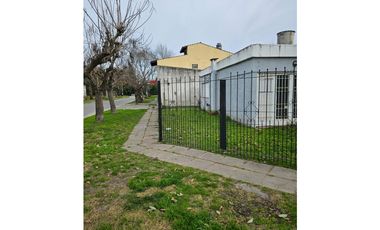 VENTA Casa 3 ambientes, garaje más local.