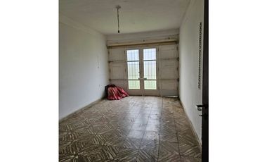 VENTA Casa 3 ambientes, garaje más local.