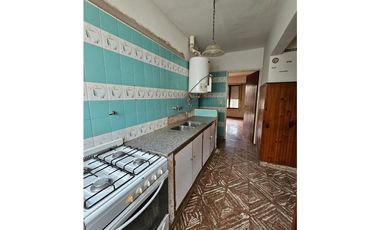 VENTA Casa 3 ambientes, garaje más local.