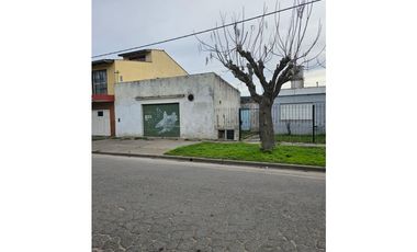 VENTA Casa 3 ambientes, garaje más local.