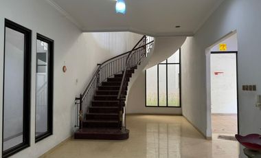 Rumah Mewah Manahan Banjarsari Lingkungan Elite Akses Lebar