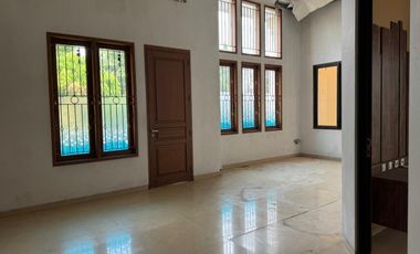 Rumah Mewah Manahan Banjarsari Lingkungan Elite Akses Lebar