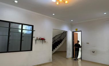 Rumah Mewah Manahan Banjarsari Lingkungan Elite Akses Lebar
