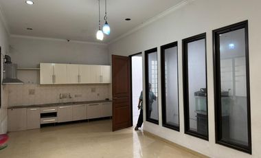 Rumah Mewah Manahan Banjarsari Lingkungan Elite Akses Lebar