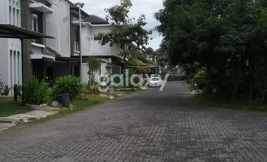 RUMAH DALAM PERUMAHAN ELITE di Palagan, Posisi Hoek