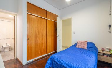 Casa en lote propio -  Villa Pueyrredon - 6 dormitorios - jardin - quincho - cochera