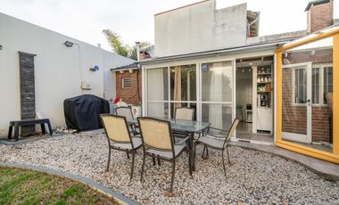 Casa en lote propio -  Villa Pueyrredon - 6 dormitorios - jardin - quincho - cochera