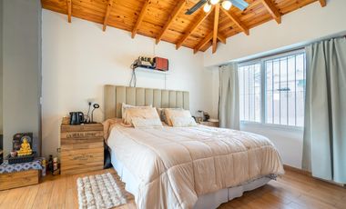 Casa en lote propio -  Villa Pueyrredon - 6 dormitorios - jardin - quincho - cochera