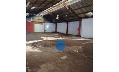 Galpón, bodega con casa y local comercial