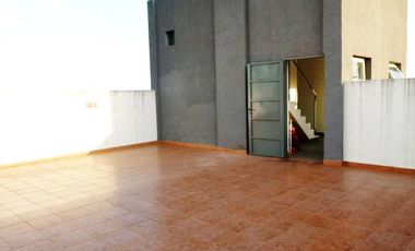 Dpto de 2 AMB c/cochera y terraza propia  de 75m2 en el último piso.- Banfield E.