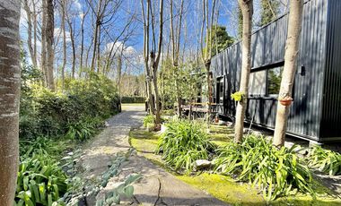 Dos casas en el bosque de Mar de Cobo