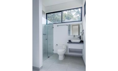 Venta de casa campestre en Rionegro con 4 alcobas y terraza