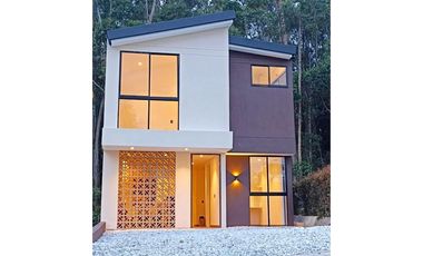 Venta de casa campestre en Rionegro con 4 alcobas y terraza