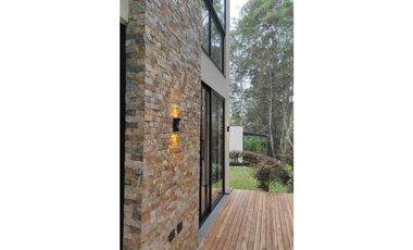 Venta de casa campestre en Rionegro con 4 alcobas y terraza