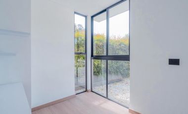 Venta de casa campestre en Rionegro con 4 alcobas y terraza