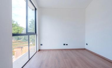 Venta de casa campestre en Rionegro con 4 alcobas y terraza