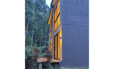 Venta de casa campestre en Rionegro con 4 alcobas y terraza