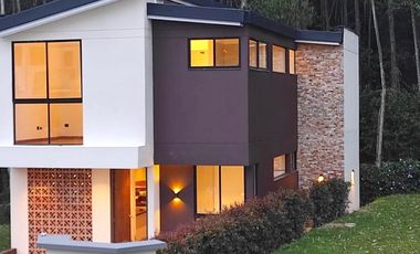 Venta de casa campestre en Rionegro con 4 alcobas y terraza