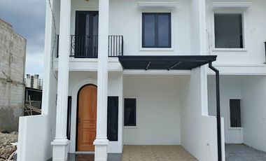 Rumah mewah lokasi dekat tol becakayu dan stasiun krl klender.