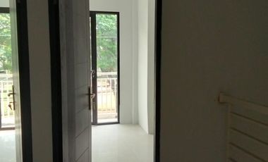 Rumah Baru selangkah dari Raya A. Yani Surabaya Kertomenanggal Gayungan